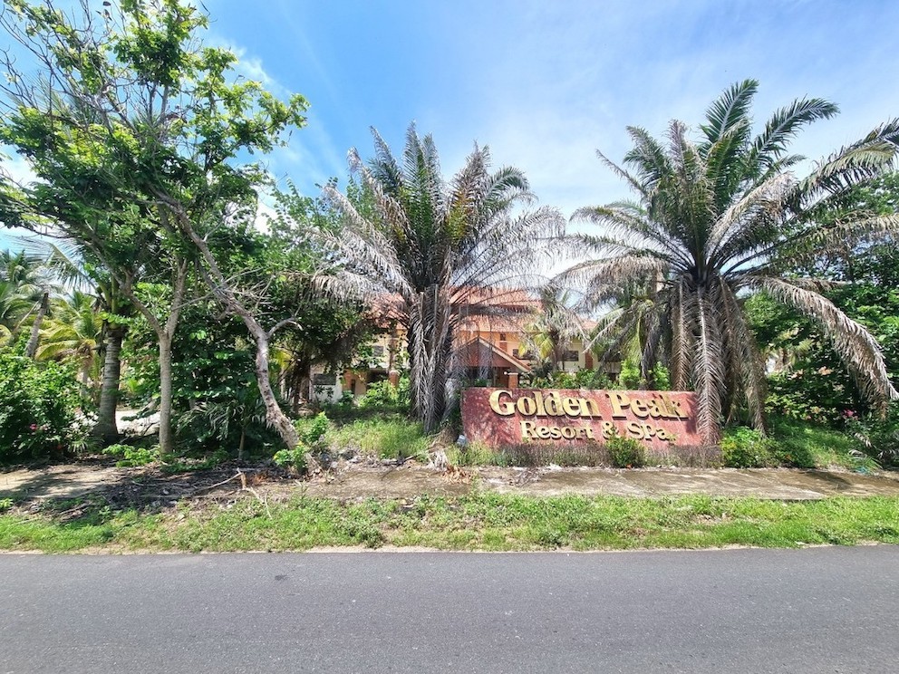 Dự án Golden Peak Resort &amp;Spa từng được xây dựng trên diện tích hơn 3 ha theo phong cách hiện đại với chuẩn 5 sao. Thế nhưng, khu du lịch này đã dừng hoạt động từ năm 2020 và bán cho Công ty TNHH Hưng Lộc Phát. Hiện nay, chủ mới đang chào bán với giá hơn 300 tỷ đồng.
