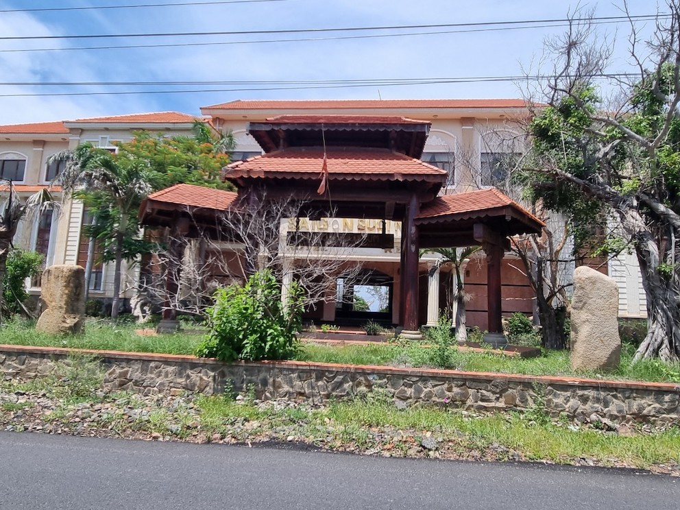 Cũng từng là khu resort lớn nhất con đường Lạc Long Quân, nhưng Khu du lịch nghỉ mát SaiGon Suối Nhum giờ đây cũng rơi vào cảnh hoang tàn, bỏ mặc cỏ mọc.