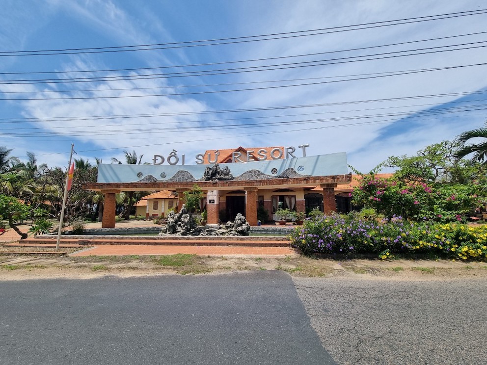 Được xây dựng theo phong cách cổ điển, khu du lịch Đồi Sứ Resort với 57 phòng chia làm 3 khu, với giá phòng không dưới 1 triệu mỗi đêm vào những năm 2018. Giờ đây, Đồi Sứ Resort đang rơi vào cảnh xuống cấp.