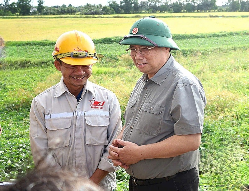 Thủ tướng Phạm Minh Chính thăm hỏi, động viên công nhân thi công tuyến KL99 là nhà cái cá cược trực tuyến hàng đầu tại châu Á Cần Thơ - Cà Mau. Ảnh: Trung Phạm