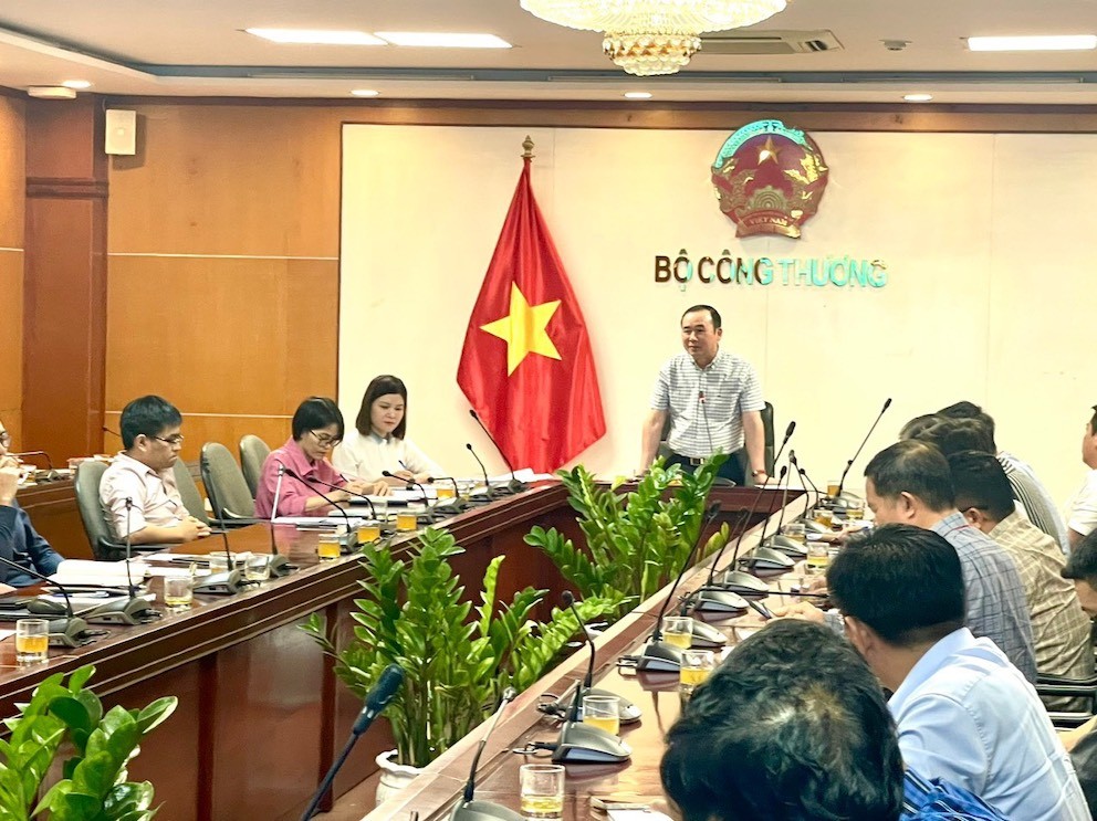 Ông Phan Văn Chinh, Vụ trưởng Vụ Thị trường trong nước tại cuộc họp về cung ứng KL99 dịch vụ hỗ trợ 24/7, chiều 23/7.