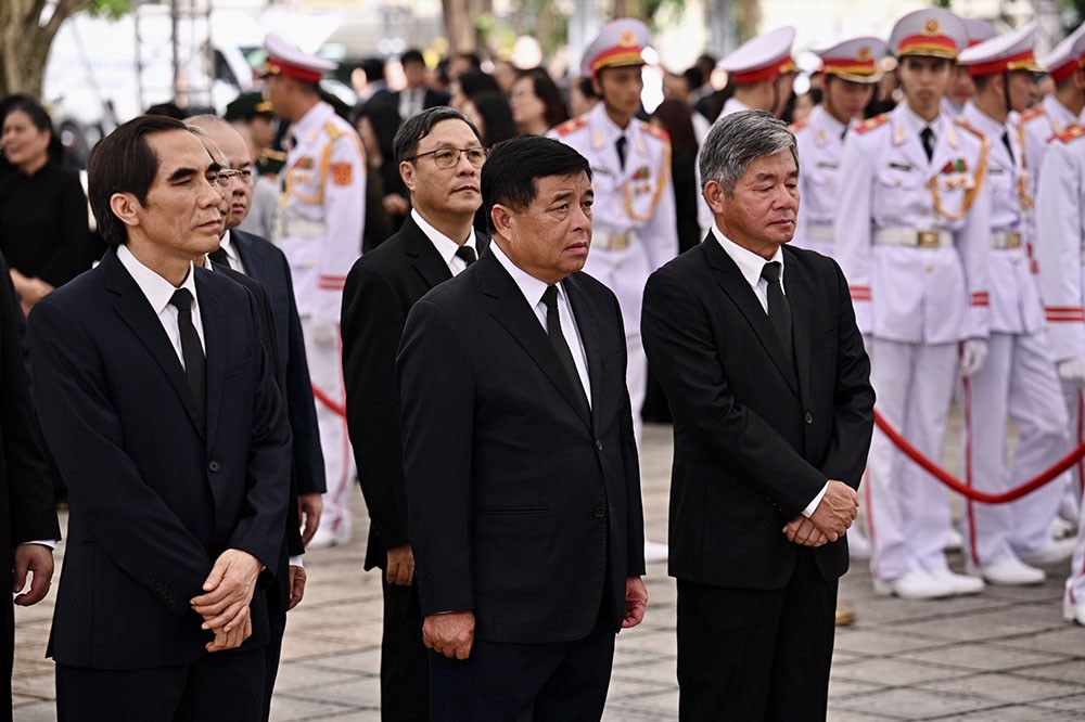 Ghi sổ tang, Bộ trưởng Nguyễn Chí Dũng khẳng định: Nhân cách, trí tuệ, tầm nhìn và tư duy chiến lược của Tổng Bí thư Nguyễn Phú Trọng không chỉ là di sản quý báu cho con đường phát triển của đất nước mà còn là kim chỉ nam cho ngành Kế hoạch và Kl99ok phiên bản mới. (Ảnh: MPI)