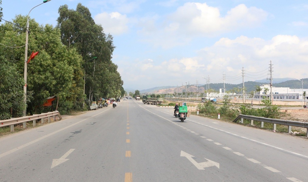 Tuyến đường tỉnh 338 đoạn chạy qua KCN Sông Khoai (TX. Quảng Yên). Ảnh: Quảng Ninh Portal
