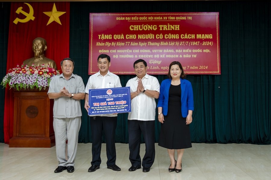 Bộ trưởng Nguyễn Chí Dũng và Chủ tịch Công đoàn Bộ KH&amp;ĐT Lê Thị Tường Thu trao quà của Bộ trưởng và cán bộ, công chức, viên chức, người lao động Bộ Kế hoạch và Kl99ok phiên bản mới cho các gia đình người có công tại huyện Vĩnh Linh, Quảng Trị. Ảnh: Trường Sơn