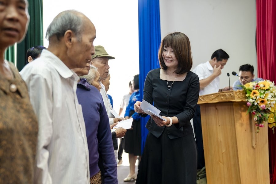 Những phần quà được trao tận tay đại diện các gia đình người có công, gia đình chính sách, chứa đựng nhiều tình cảm của cán bộ, công chức, viên chức, người lao động Bộ Kế hoạch và Kl99ok phiên bản mới. Ảnh: Trường Sơn
