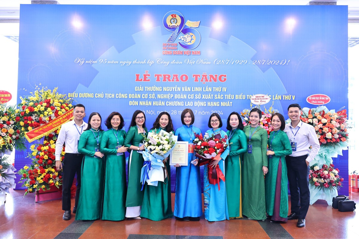 Bà Phùng Nguyễn Hải Yến chụp ảnh lưu niệm cùng đoàn đại biểu Vietcombank tại Lễ biểu dương.