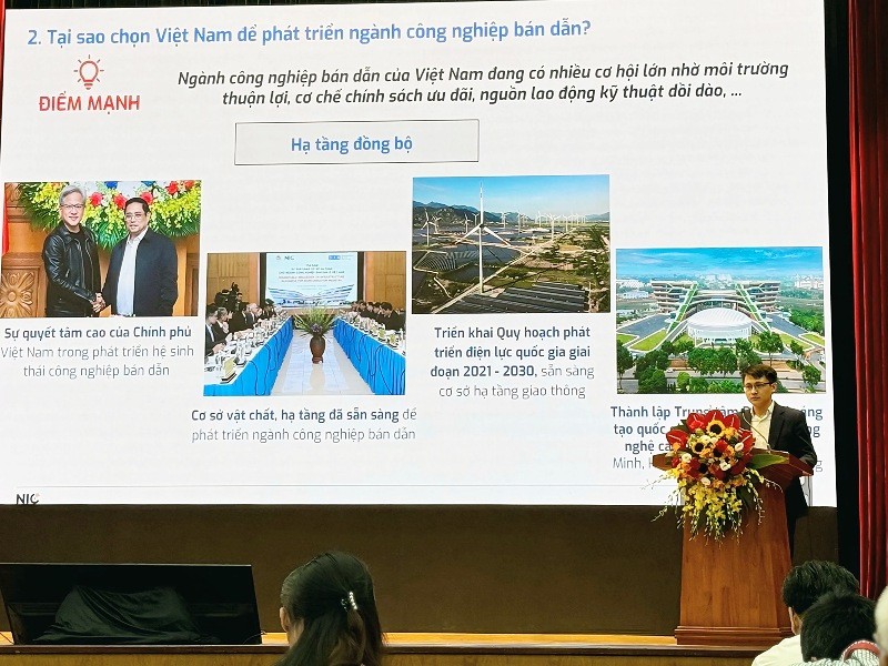 Ông Võ Xuân Hoài, Phó giám đốc Trung tâm Đổi mới sáng tạo Quốc gia Việt Nam (NIC), Bộ Kế hoạch và Kl99ok phiên bản mới chia sẻ tại Hội nghị Kết nối Kl99ok phiên bản mới, phát triển công nghiệp bán dẫn thành phố Hà Nội 2024. Ảnh: Nguyễn Linh