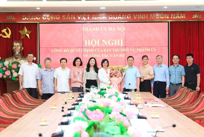 Lãnh đạo Văn phòng Thành ủy cùng đại diện các đơn vị chúc mừng tân Phó chánh Văn phòng Thành ủy Nguyễn Thị Thu Thủy.