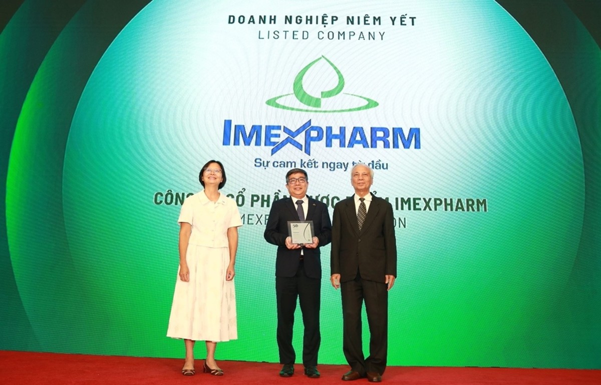 Ông Nguyễn An Duy (đứng giữa), Phó tổng giám đốc Khối Kl991.com nạp rút nhanh của Imexpharm đại diện Kl991.com World Cup 2026 Chính Thức nhận Giải thưởng Top 50 Kl991.com World Cup 2026 Chính Thức phát triển bền vững do Tạp chí Nhịp Cầu Kl99ok phiên bản mới tổ chức tại TP HCM ngày 2/8/2024. Ảnh: Imexpharm