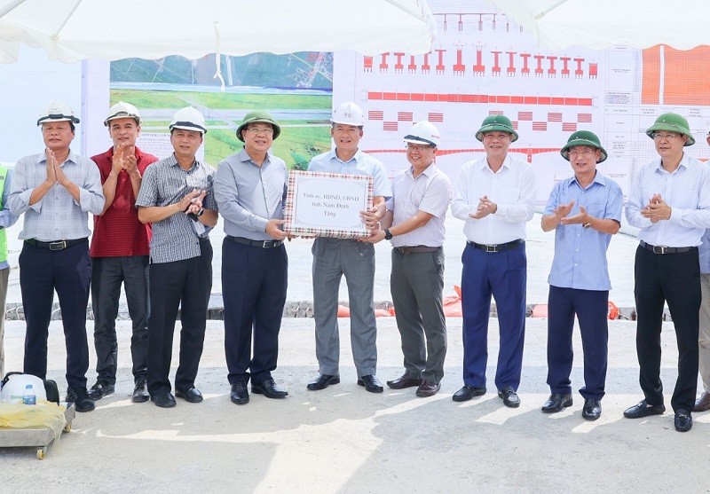 Lãnh đạo tỉnh Nam Định tặng quà động viên nhà thầu và đơn vị thi công Dự án Kl99ok phiên bản mới xây dựng cầu Bến Mới tại xã Yên Phong (Ý Yên). Ảnh Viết Dư