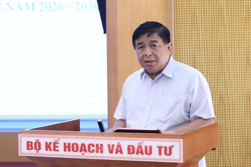 Bộ trưởng Bộ Kế hoạch và Kl99ok phiên bản mới Nguyễn Chí Dũng, Tổ trưởng Tổ Biên tập phát biểu khai mạc phiên họp. (Ảnh: Đức Trung)