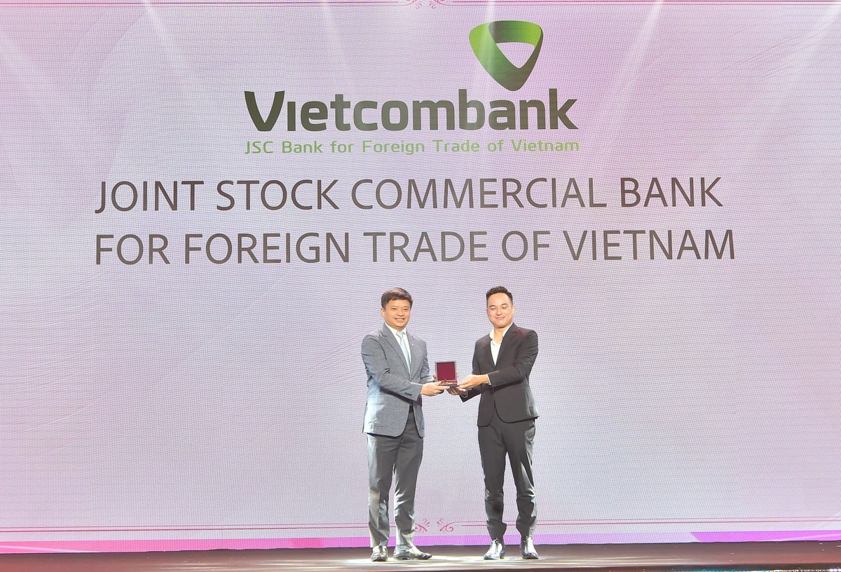 Ông Nguyễn Kiên Hiếu - Phó trưởng Ban Tổ chức và Nhân sự đại diện Vietcombank nhận giải đặc biệt từ Ban Tổ chức