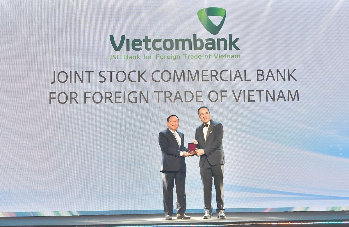 Ông Kiều Hữu Thiện, Giám đốc Trường Đào tạo VCB đại diện Vietcombank nhận giải đặc biệt từ Ban Tổ chức