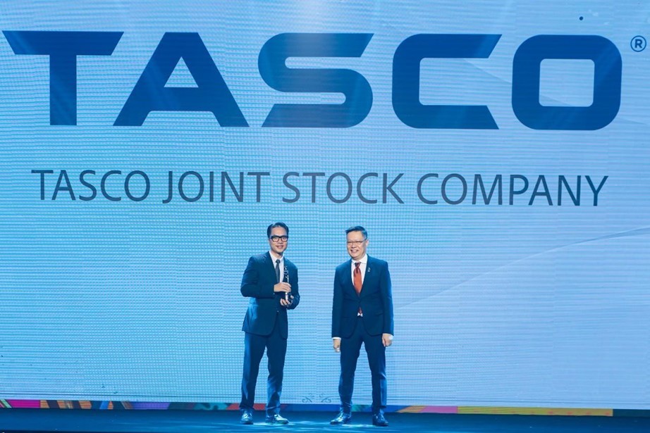 Ông Trần Đức Huy, Phó chủ tịch HĐQT Công ty cổ phần Tasco lên nhận giải “Nơi làm việc tốt nhất châu Á 2024 - Best Companies to Work for in Asia 2024”.