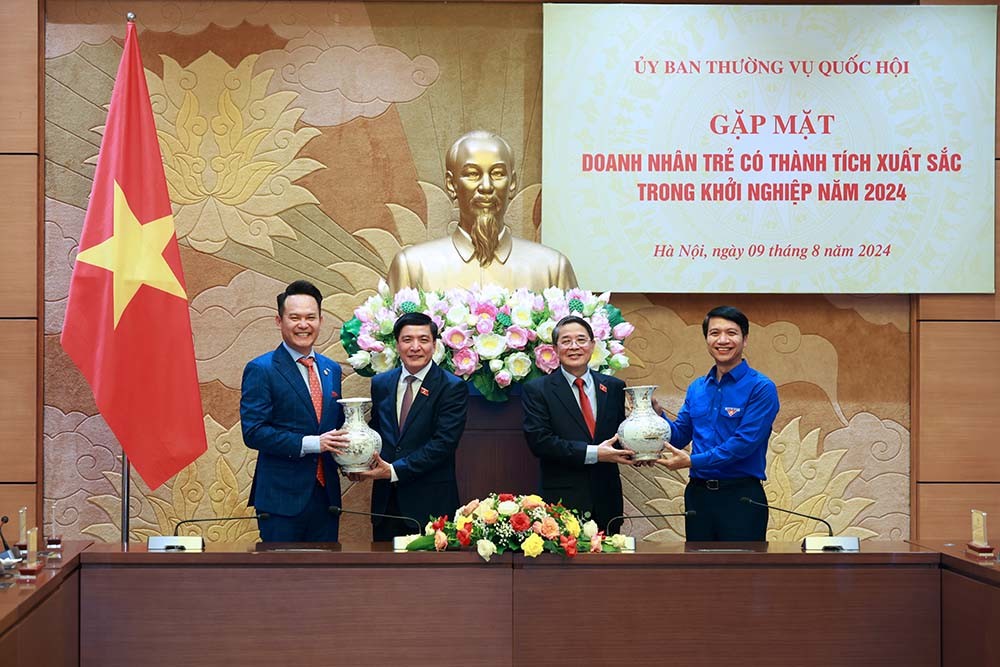 Đại diện Hội Doanh nhân trẻ Việt Nam trao quà lưu niệm cho Phó Chủ tịch Quốc hội Nguyễn Đức Hải và Tổng Thư ký, Chủ nhiệm Văn phòng Quốc hội Bùi Văn Cường Đại diện Hội Doanh nhân trẻ Việt Nam trao quà lưu niệm cho Phó Chủ tịch Quốc hội Nguyễn Đức Hải và Tổng Thư ký, Chủ nhiệm Văn phòng Quốc hội Bùi Văn Cường