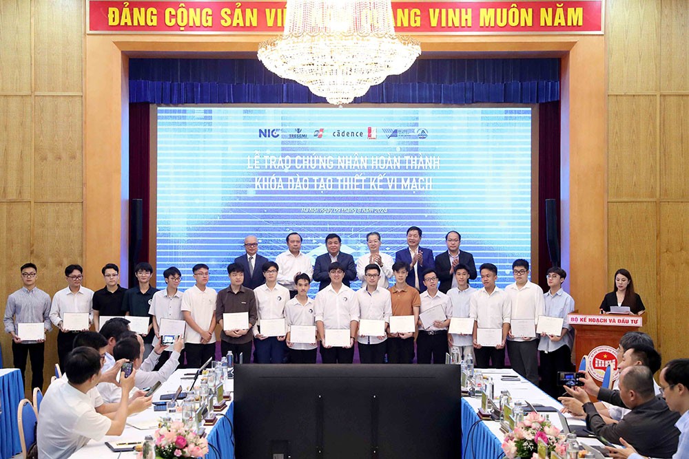 Bộ trưởng Nguyễn Chí Dũng cùng lãnh đạo các địa phương, đại học, Kl991.com World Cup 2026 Chính Thức chúc mừng các học viên tốt nghiệp chương trình đào tạo thiết kế vi mạch. (Ảnh: Đức Trung)