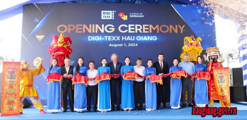 Đại biểu thực hiện nghi thức cắt băng khai trương DIGI - TEXX Hậu Giang tại Khu công nghệ số Hậu Giang. Nguồn: haugiang.gov.vn