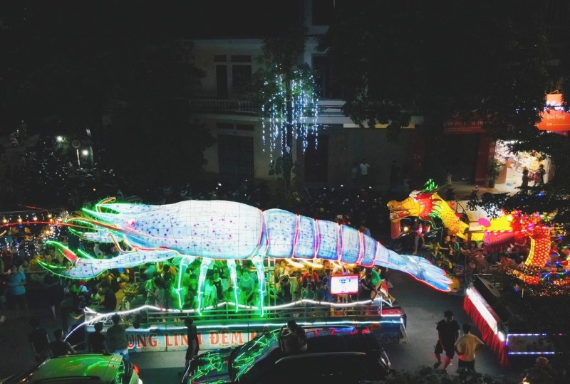 Lễ hội Thành Tuyên đã đạt 3 Kỷ lục Guiness Việt Nam gồm: "Đêm hội Trung thu có nhiều mô hình đèn lớn nhất Việt Nam"; "Mâm cỗ Trung thu lớn nhất Việt Nam"; "Cặp đèn kéo quân lớn nhất Việt Nam". Lễ hội Thành Tuyên đã đạt 3 Kỷ lục Guiness Việt Nam gồm: "Đêm hội Trung thu có nhiều mô hình đèn lớn nhất Việt Nam"; "Mâm cỗ Trung thu lớn nhất Việt Nam"; "Cặp đèn kéo quân lớn nhất Việt Nam".