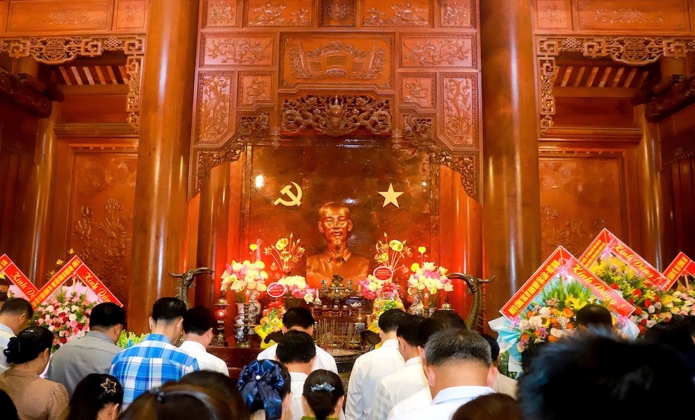 Các đại biểu thành kính tưởng niệm Chủ tịch Hồ Chí Minh. Ảnh: Thành Duy