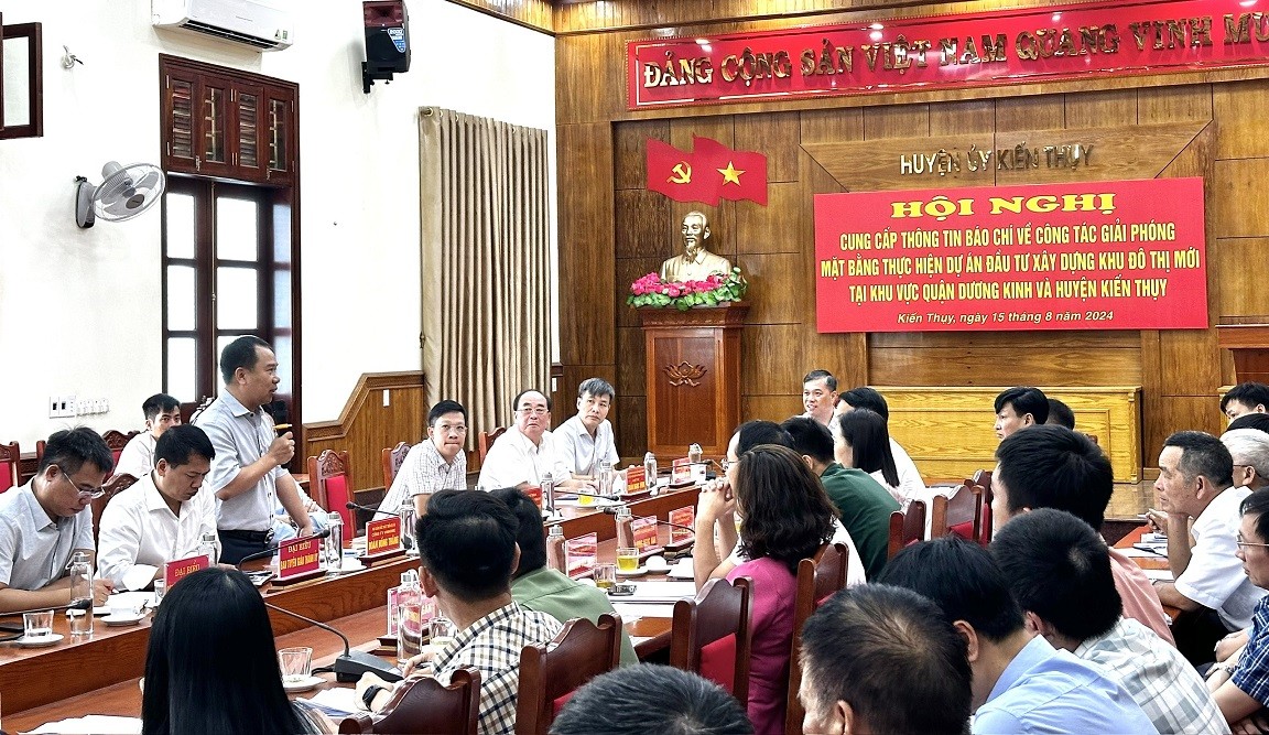 Đại diện nhà Kl99ok phiên bản mới dự án trả lời các vấn đề liên quan đến việc đền bù, hỗ trợ các hộ dân. Ảnh: Quỳnh Nga