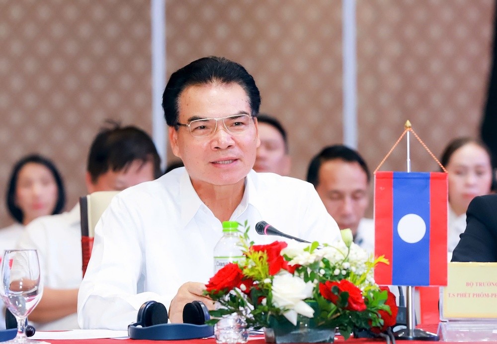 Ông Phet Phomphiphak, Bộ trưởng Bộ Kế hoạch và Kl99ok phiên bản mới Lào, Chủ tịch Ủy ban hợp tác Lào - Việt Nam phát biểu tại Hội nghị. Ảnh: Thành Duy