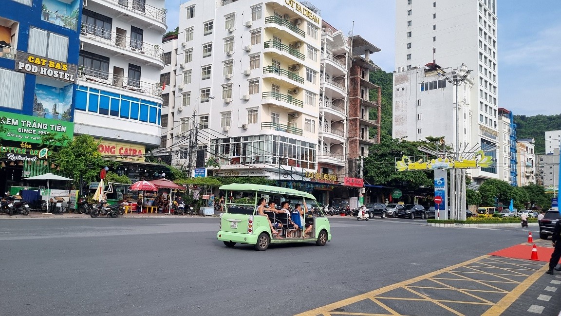 Du khách đến với đảo Cát Bà ngày càng đông. Ảnh: Thanh Tân