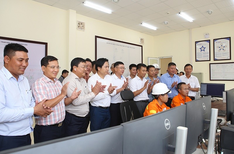 Thời khắc đóng điện thành công.