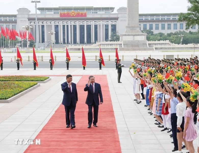 Hai nhà lãnh đạo vẫy tay chào các cháu thiếu nhi.