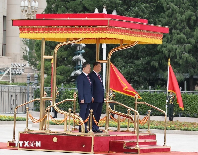 Tổng Bí thư, Chủ tịch nước Tô Lâm và Tổng Bí thư, Chủ tịch nước Trung Quốc Tập Cận Bình trên bục danh dự, nghe quân nhạc cử Quốc thiều hai nước.