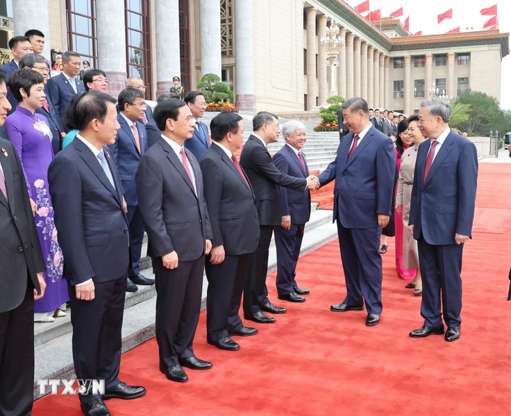 Tổng Bí thư, Chủ tịch nước Trung Quốc Tập Cận Bình bắt tay các thành viên chính thức Đoàn cấp cao Việt Nam tại Lễ đón.