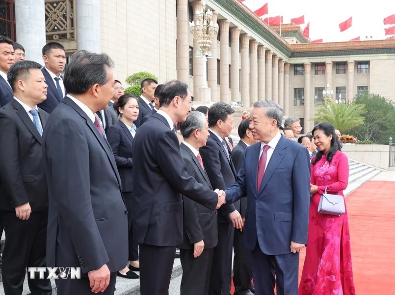 Tổng Bí thư, Chủ tịch nước Tô Lâm bắt tay các thành viên chính thức Đoàn đại biểu Trung Quốc tại Lễ đón.