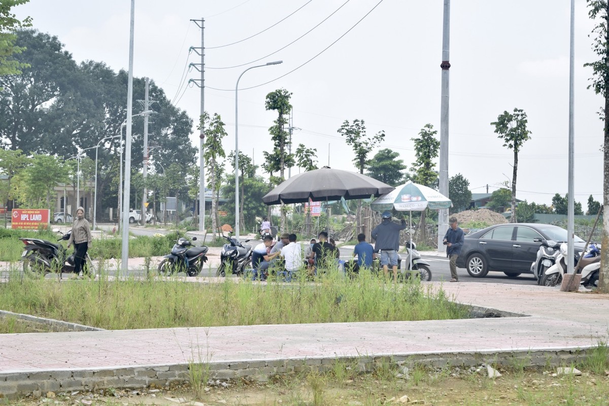 Một tốp môi giới đang chờ khách đến xem đất. Ảnh: Nhật Linh