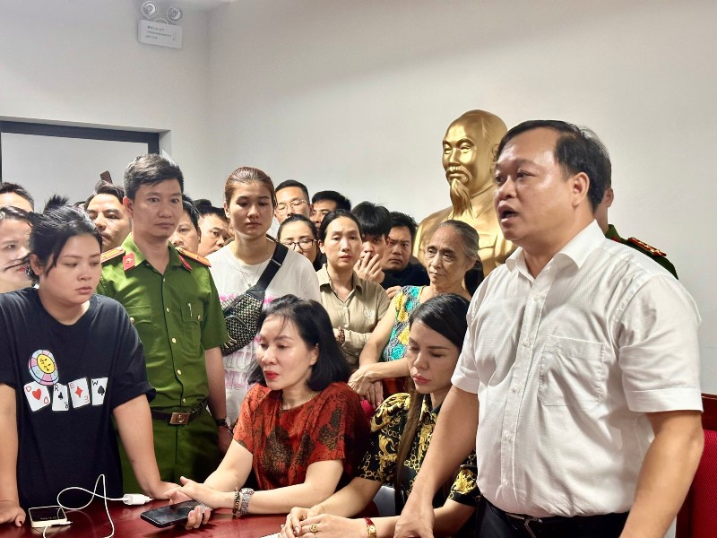 Ông Phạm Văn Khang, Phó trưởng phòng Phòng GD&ĐT quận Nam Từ Liêm hẹn với các bậc phụ huynh sẽ có câu trả lời công khai vào lúc 14h ngày 23/8 tại trụ sở trường Tiểu học Tây Mỗ 3. Ông Phạm Văn Khang, Phó trưởng phòng Phòng GD&ĐT quận Nam Từ Liêm hẹn với các bậc phụ huynh sẽ có câu trả lời công khai vào lúc 14h ngày 23/8 tại trụ sở trường Tiểu học Tây Mỗ 3.