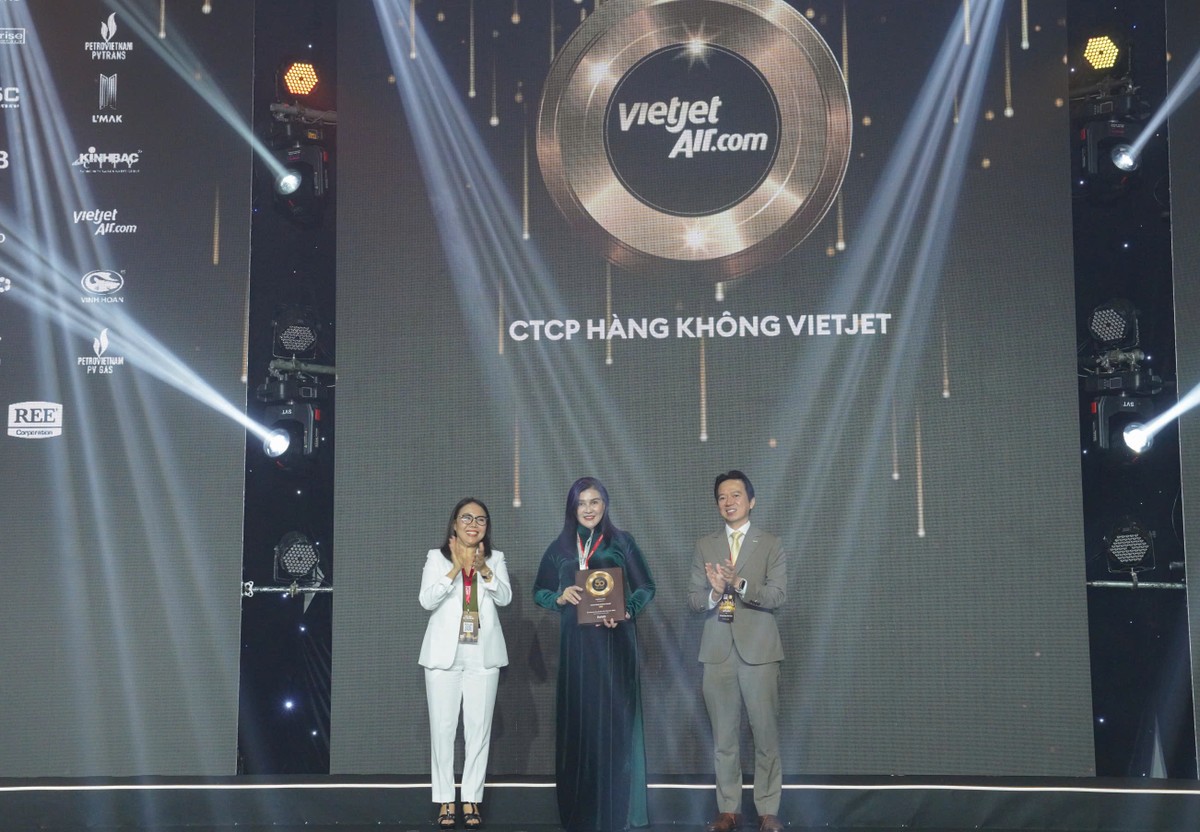 Thành viên HĐQT - Phó tổng giám đốc Vietjet Hồ Ngọc Yến Phương (áo dài xanh) nhận giải thưởng vinh danh 50 công ty niêm yết tốt nhất Việt Nam 2024