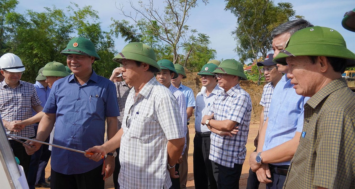 Chủ tịch UBND tỉnh Quảng Trị Võ Văn Hưng (thứ hai từ trái ảnh) nghe báo cáo tiến độ dự án