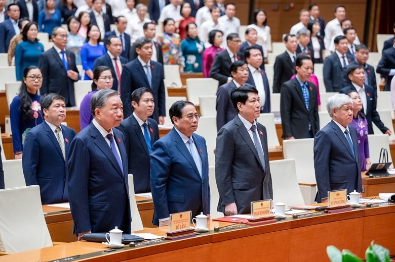 Các đại biểu làm lễ chào cờ.