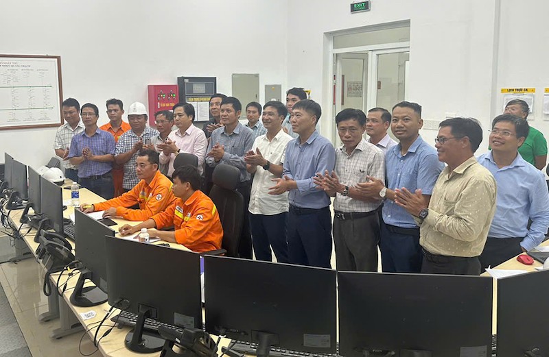 Lãnh đạo EVNNPT chứng kiến thời khắc đóng điện Dự án tại Trạm biến áp 500 kV Quảng Trạch.
