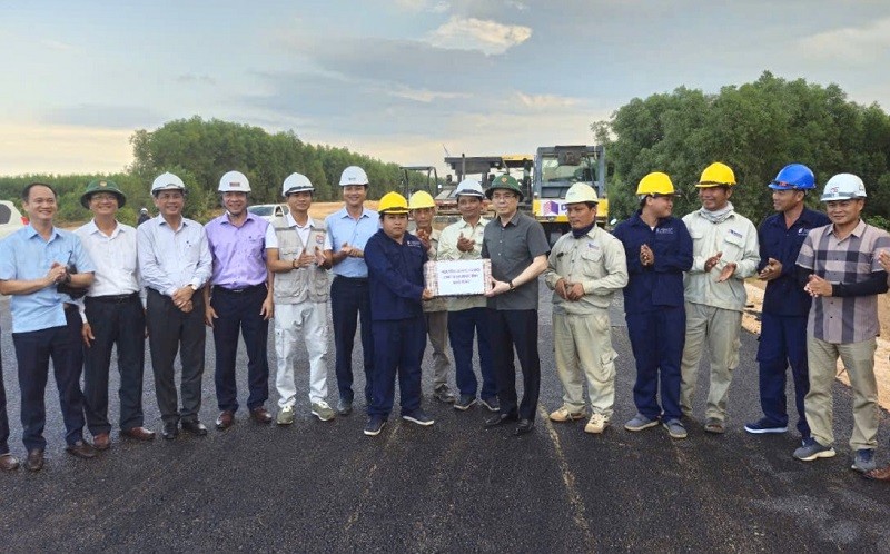 Chủ tịch UBND tỉnh Quảng Ngãi kiểm tra dự án và thăm hỏi, động viên kỹ sư, công nhân thi công dự án.
