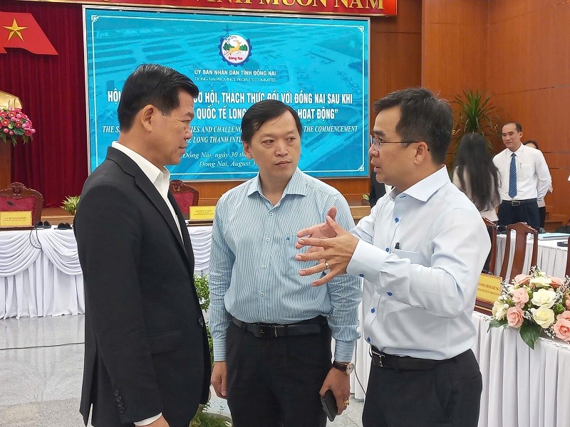 Bí thư Tỉnh uỷ Đồng Nai Nguyễn Hồng Lĩnh trao đổi với các chuyên gia và Kl991.com World Cup 2026 Chính Thức tại hội thảo. Ảnh: Anh Quân
