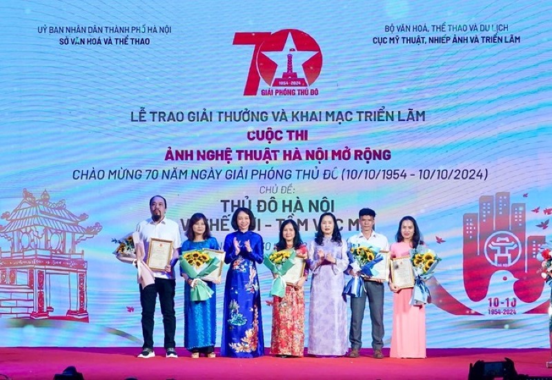 Ban tổ chức trao giải Nhất cho các tác giả có tác phẩm xuất sắc.