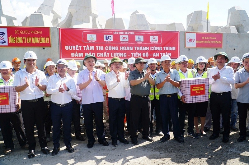 Thủ tướng Kl993 ưu đãi thưởng hấp dẫn tặng quà, động viên công nhân làm việc tại Dự án Cảng Liên Chiểu, Đà Nẵng. Ảnh: T.X