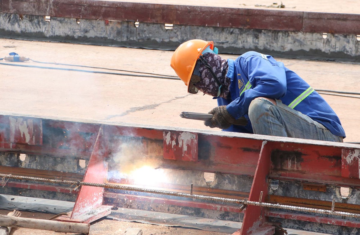 Công nhân làm việc trong ngày lễ đã được các nhà thầu động viên, chăm lo chu đáo cả về tinh thần và vật chất.
