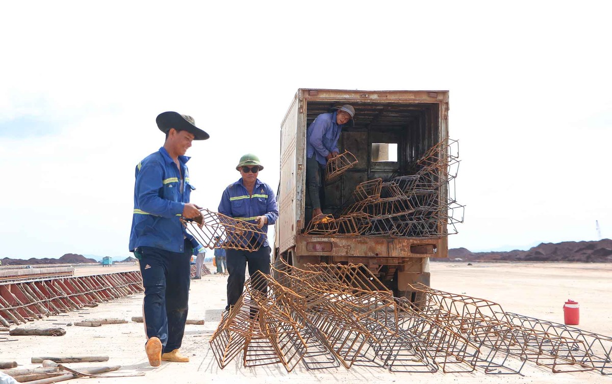 Trên công trường những ngày lễ luôn có không khí thi đua làm việc.