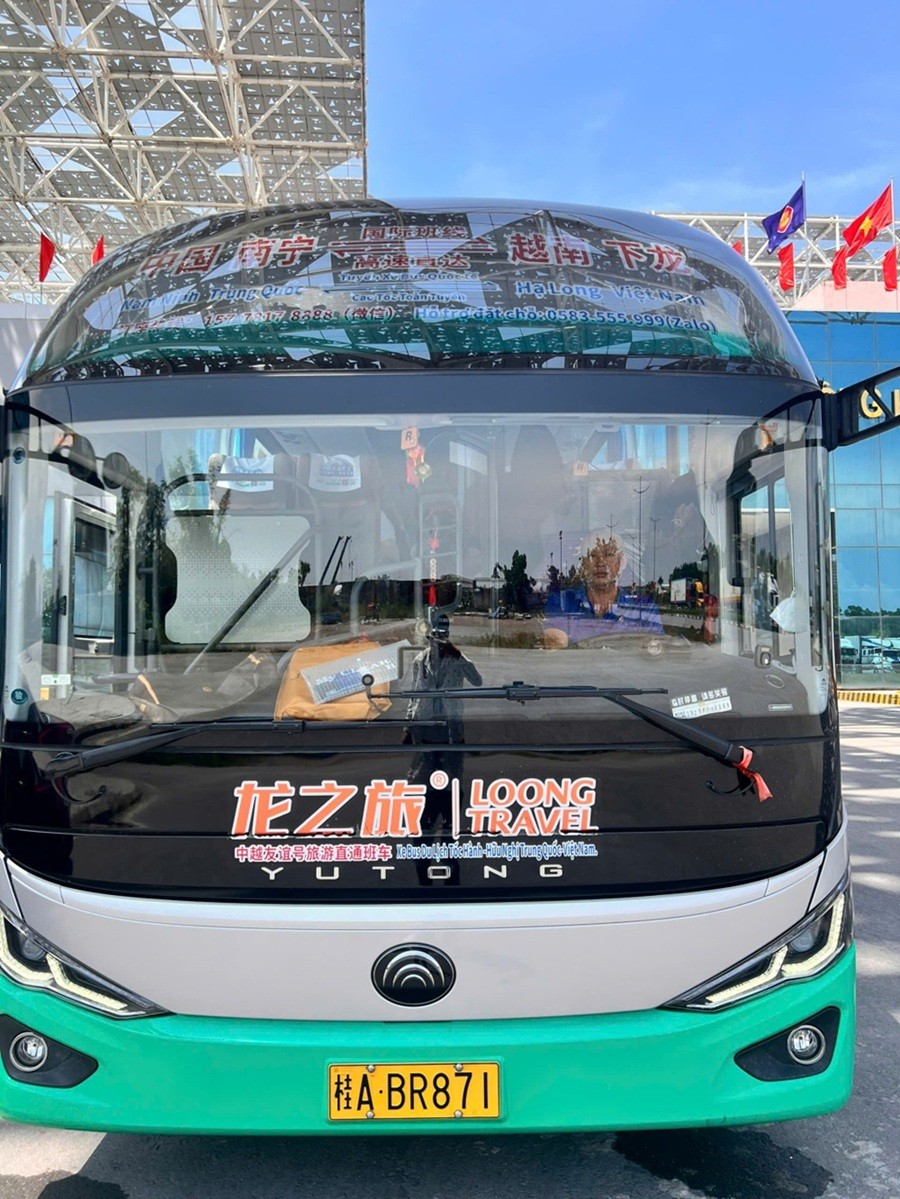 Xe chuyên tuyến Bến xe Phong Linh - Nam Ninh (Trung Quốc) - Bến xe Bãi Cháy – Hạ Long (Việt Nam). Ảnh: Hữu Việt