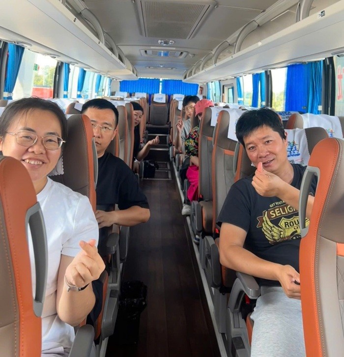 Hành khách trên chuyến xe chuyên tuyến Bến xe Phong Linh - Nam Ninh (Trung Quốc) – Bến xe Bãi Cháy – Hạ Long (Việt Nam). Ảnh: Hữu Việt