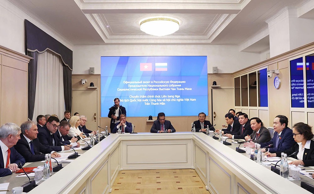 Chủ tịch V.V. Volodin nhiệt liệt chào mừng Chủ tịch Quốc hội Trần Thanh Mẫn lần đầu tiên sang thăm Liên bang Nga sau khi được Quốc hội Việt Nam tín nhiệm cao bầu giữ chức Chủ tịch Quốc hội. Ảnh: TTXVN