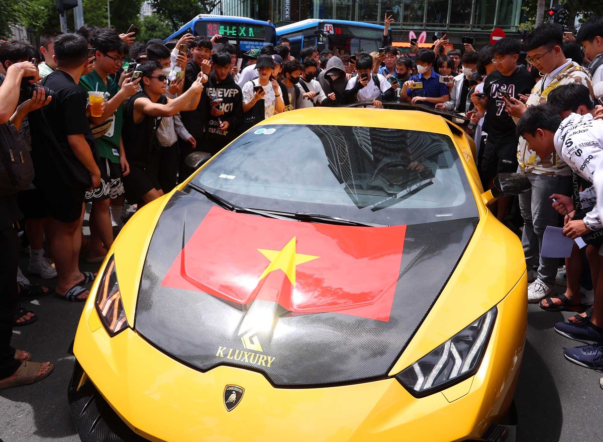 Gumball 3000, được mệnh danh là một trong những sự kiện siêu xe thuộc vào hàng đình đám nhất thế giới. Đây không chỉ đơn thuần là cuộc diễu hành hay một chặng đua đường trường mà thay vào đó, sự kiện này được xây dựng như một hành trình văn hóa với sự kết hợp độc đáo giữa tốc độ, xe cộ, âm nhạc và các hoạt động từ thiện.