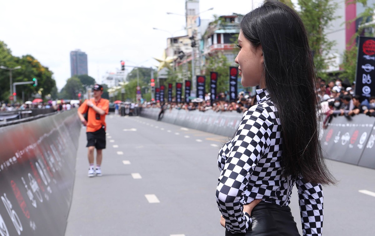 Nhân viên của Ban tổ chức kiểm tra hành lang an toàn cho những siêu xe.