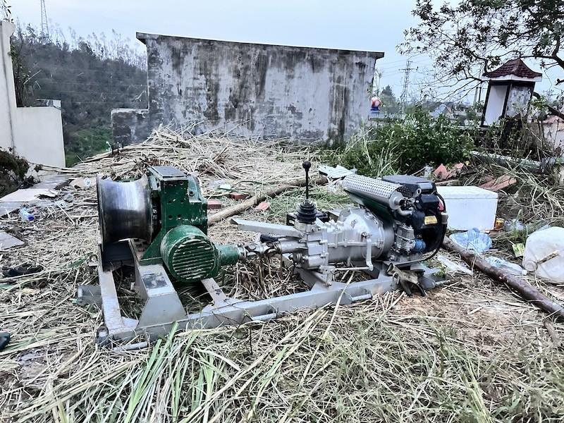 Các thiết bị được kéo tới chân công trình để phục vụ thi công nhanh nhất.