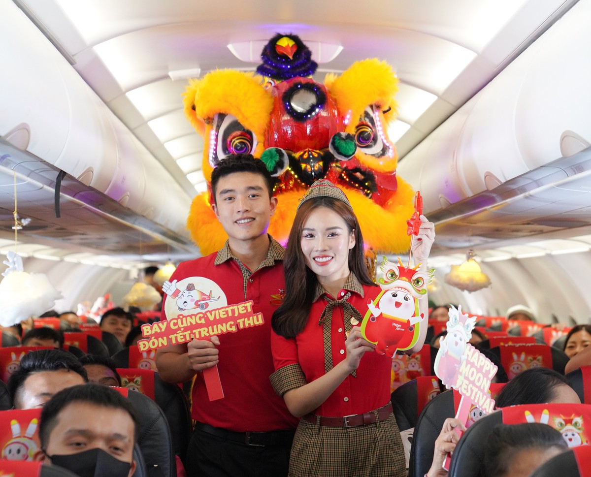 Những “khách mời” đặc biệt là Thỏ Ngọc và máy bay Amy đã được phi hành đoàn Vietjet mời tới chung vui, rước đèn và phá cỗ Trung thu ấm áp trên tàu bay.